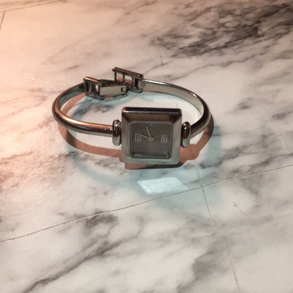 Gucci Bangle watch - Picture 1 of 3